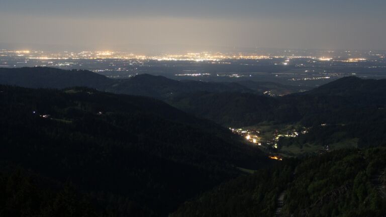 Dieses Bild zeigt eine Webcam-Aufnahme vom Achertal, aufgenommen am Sonntag, den 11.05.2025 um 00:30 Uhr. Die Temperatur betrug 9.4°C.