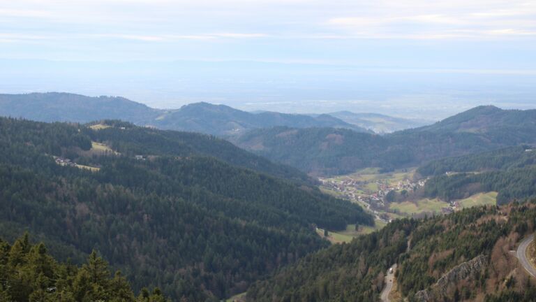 Dieses Bild zeigt eine Webcam-Aufnahme vom Achertal, aufgenommen am Dienstag, den 02.12.2025 um 15:00 Uhr. Die Temperatur betrug 6.2°C.