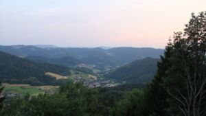 Dieses Bild zeigt eine Webcam-Aufnahme vom Achertal, aufgenommen am Sonntag, den 28.06.2026 um 21:20 Uhr. Die Temperatur betrug 28.4°C.