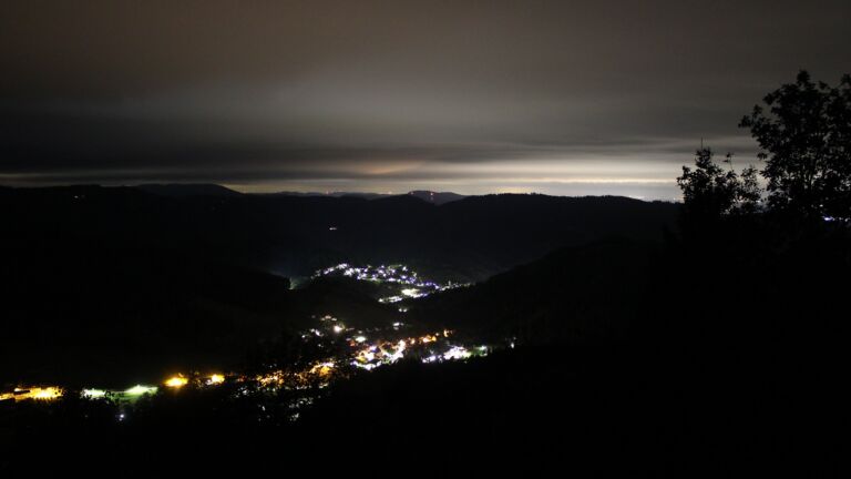 Dieses Bild zeigt eine Webcam-Aufnahme vom Achertal, aufgenommen am Montag, den 14.09.2026 um 04:30 Uhr. Die Temperatur betrug 13.3°C.