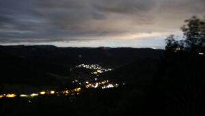 Dieses Bild zeigt eine Webcam-Aufnahme vom Achertal, aufgenommen am Samstag, den 29.08.2026 um 01:00 Uhr. Die Temperatur betrug 15.6°C.