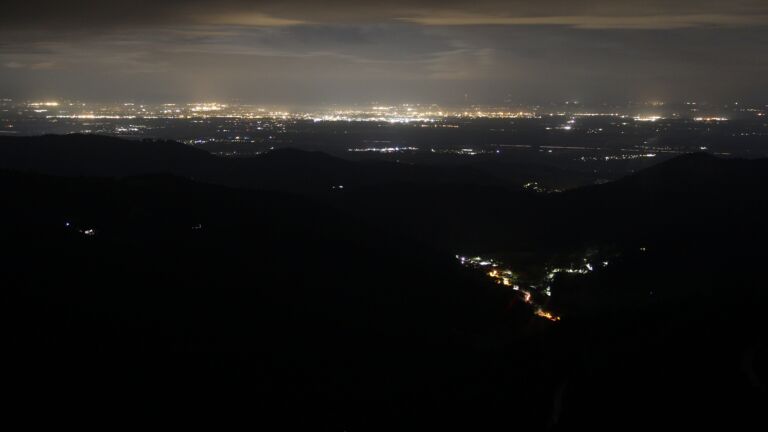 Dieses Bild zeigt eine Webcam-Aufnahme vom Achertal, aufgenommen am Freitag, den 06.06.2025 um 01:30 Uhr. Die Temperatur betrug 11.3°C.