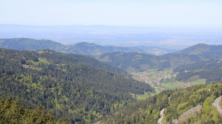 Dieses Bild zeigt eine Webcam-Aufnahme vom Achertal, aufgenommen am Montag, den 27.04.2026 um 11:10 Uhr. Die Temperatur betrug 16.6°C.