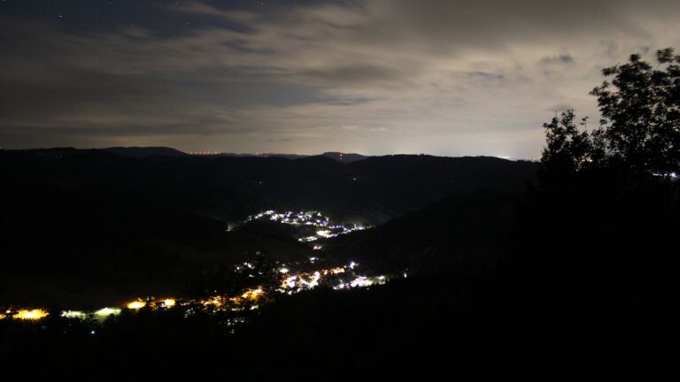 Dieses Bild zeigt eine Webcam-Aufnahme vom Achertal, aufgenommen am Donnerstag, den 20.08.2026 um 04:30 Uhr. Die Temperatur betrug 17.2°C.