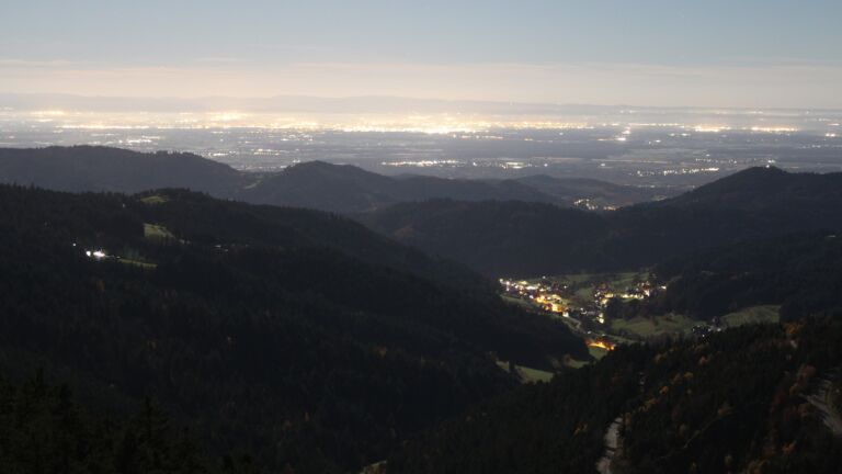 Dieses Bild zeigt eine Webcam-Aufnahme vom Achertal, aufgenommen am Dienstag, den 04.11.2025 um 03:00 Uhr. Die Temperatur betrug 6.8°C.