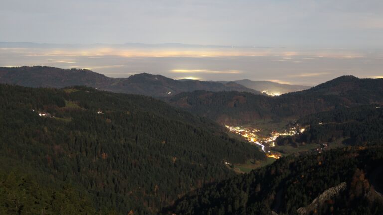 Dieses Bild zeigt eine Webcam-Aufnahme vom Achertal, aufgenommen am Donnerstag, den 06.11.2025 um 19:30 Uhr. Die Temperatur betrug 8.6°C.