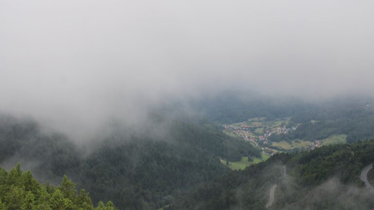 Dieses Bild zeigt eine Webcam-Aufnahme vom Achertal, aufgenommen am Samstag, den 07.06.2025 um 08:30 Uhr. Die Temperatur betrug 11.2°C.