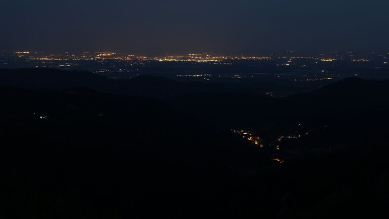 Dieses Bild zeigt eine Webcam-Aufnahme vom Achertal, aufgenommen am Dienstag, den 17.06.2025 um 04:10 Uhr. Die Temperatur betrug 11.4°C.
