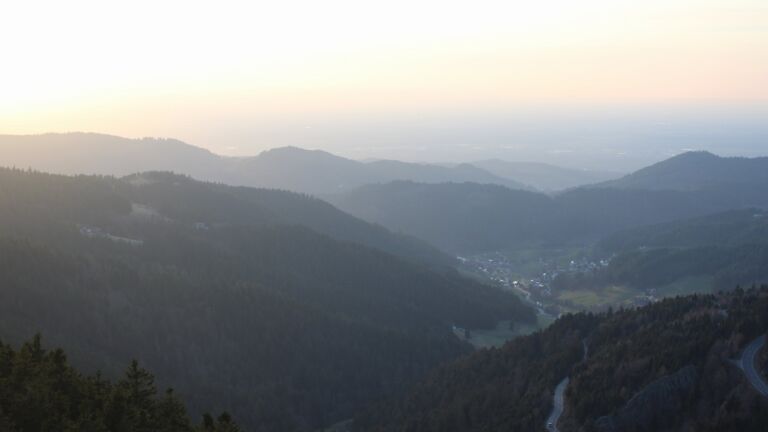 Dieses Bild zeigt eine Webcam-Aufnahme vom Achertal, aufgenommen am Dienstag, den 03.03.2026 um 17:50 Uhr. Die Temperatur betrug 7.7°C.