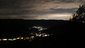 Dieses Bild zeigt eine Webcam-Aufnahme vom Achertal, aufgenommen am Dienstag, den 19.05.2026 um 01:00 Uhr. Die Temperatur betrug 8.5°C.
