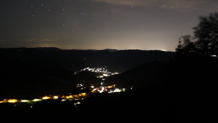Dieses Bild zeigt eine Webcam-Aufnahme vom Achertal, aufgenommen am Dienstag, den 21.07.2026 um 02:00 Uhr. Die Temperatur betrug 12.4°C.