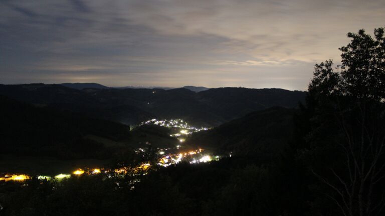 Dieses Bild zeigt eine Webcam-Aufnahme vom Achertal, aufgenommen am Sonntag, den 04.10.2026 um 05:00 Uhr. Die Temperatur betrug 16°C.