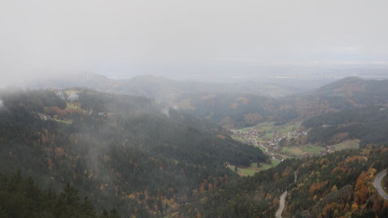Dieses Bild zeigt eine Webcam-Aufnahme vom Achertal, aufgenommen am Samstag, den 25.10.2025 um 12:50 Uhr. Die Temperatur betrug 3.7°C.