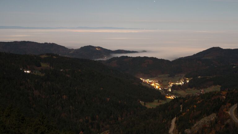 Dieses Bild zeigt eine Webcam-Aufnahme vom Achertal, aufgenommen am Freitag, den 07.11.2025 um 23:30 Uhr. Die Temperatur betrug 7.4°C.