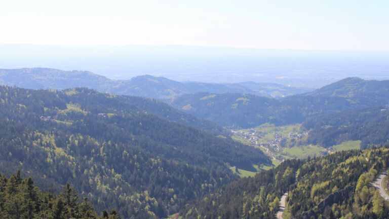 Dieses Bild zeigt eine Webcam-Aufnahme vom Achertal, aufgenommen am Donnerstag, den 23.04.2026 um 16:40 Uhr. Die Temperatur betrug 13.9°C.