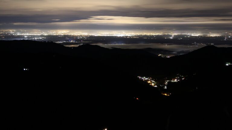 Dieses Bild zeigt eine Webcam-Aufnahme vom Achertal, aufgenommen am Sonntag, den 30.11.2025 um 05:30 Uhr. Die Temperatur betrug 6°C.