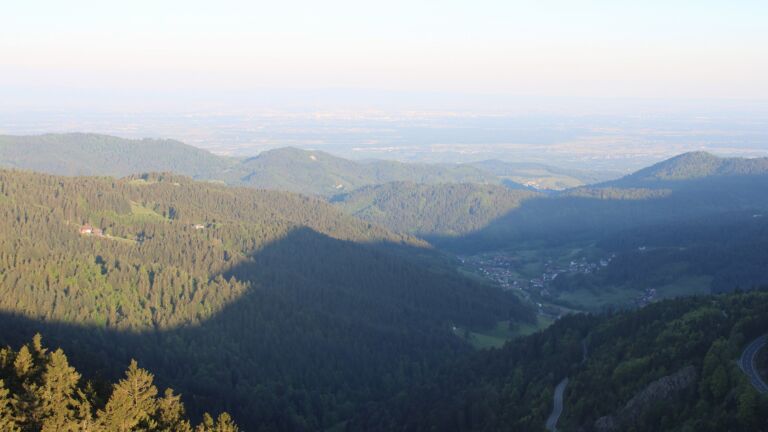 Dieses Bild zeigt eine Webcam-Aufnahme vom Achertal, aufgenommen am Sonntag, den 11.05.2025 um 06:50 Uhr. Die Temperatur betrug 9.4°C.