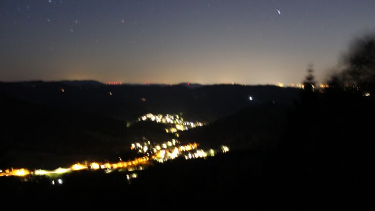 Dieses Bild zeigt eine Webcam-Aufnahme vom Achertal, aufgenommen am Sonntag, den 12.07.2026 um 23:20 Uhr. Die Temperatur betrug 22.8°C.