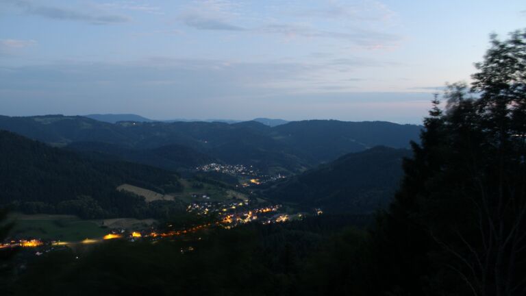 Dieses Bild zeigt eine Webcam-Aufnahme vom Achertal, aufgenommen am Dienstag, den 23.06.2026 um 22:30 Uhr. Die Temperatur betrug 25.2°C.