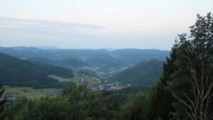 Dieses Bild zeigt eine Webcam-Aufnahme vom Achertal, aufgenommen am Samstag, den 18.07.2026 um 05:50 Uhr. Die Temperatur betrug 15.7°C.