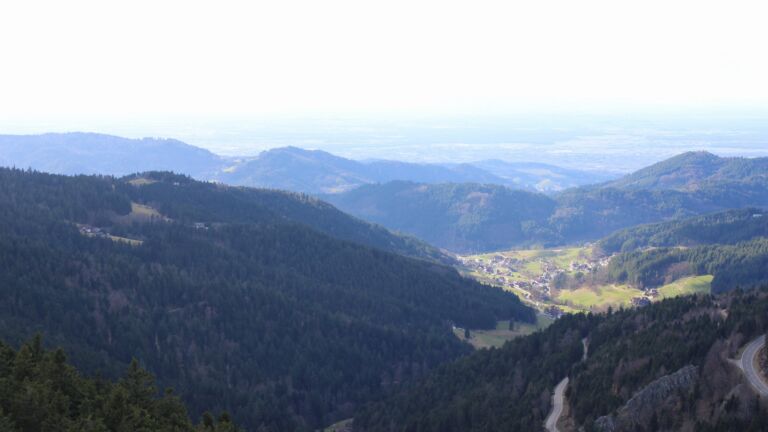 Dieses Bild zeigt eine Webcam-Aufnahme vom Achertal, aufgenommen am Sonntag, den 01.03.2026 um 15:40 Uhr. Die Temperatur betrug 6.4°C.