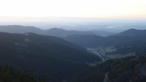 Dieses Bild zeigt eine Webcam-Aufnahme vom Achertal, aufgenommen am Donnerstag, den 18.12.2025 um 17:00 Uhr. Die Temperatur betrug 6.6°C.