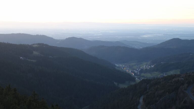 Dieses Bild zeigt eine Webcam-Aufnahme vom Achertal, aufgenommen am Donnerstag, den 18.12.2025 um 17:00 Uhr. Die Temperatur betrug 6.6°C.