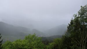 Dieses Bild zeigt eine Webcam-Aufnahme vom Achertal, aufgenommen am Freitag, den 15.05.2026 um 10:10 Uhr. Die Temperatur betrug 5°C.