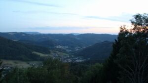 Dieses Bild zeigt eine Webcam-Aufnahme vom Achertal, aufgenommen am Sonntag, den 23.08.2026 um 20:50 Uhr. Die Temperatur betrug 15.9°C.