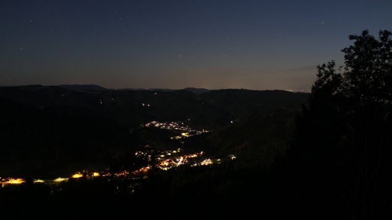 Dieses Bild zeigt eine Webcam-Aufnahme vom Achertal, aufgenommen am Sonntag, den 27.09.2026 um 20:30 Uhr. Die Temperatur betrug 23.7°C.