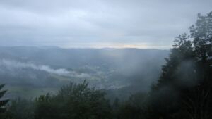 Dieses Bild zeigt eine Webcam-Aufnahme vom Achertal, aufgenommen am Freitag, den 12.06.2026 um 20:50 Uhr. Die Temperatur betrug 12.8°C.