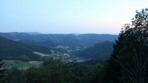 Dieses Bild zeigt eine Webcam-Aufnahme vom Achertal, aufgenommen am Donnerstag, den 18.06.2026 um 22:00 Uhr. Die Temperatur betrug 26°C.