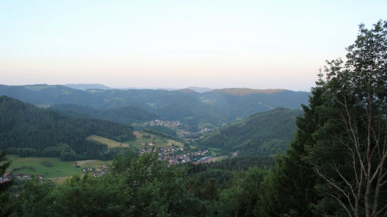 Dieses Bild zeigt eine Webcam-Aufnahme vom Achertal, aufgenommen am Mittwoch, den 17.06.2026 um 05:50 Uhr. Die Temperatur betrug 16.6°C.