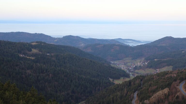 Dieses Bild zeigt eine Webcam-Aufnahme vom Achertal, aufgenommen am Mittwoch, den 17.12.2025 um 08:40 Uhr. Die Temperatur betrug 5.6°C.