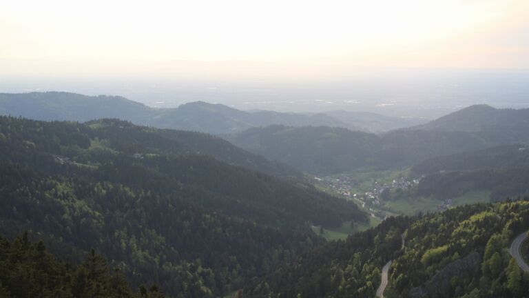 Dieses Bild zeigt eine Webcam-Aufnahme vom Achertal, aufgenommen am Montag, den 27.04.2026 um 19:50 Uhr. Die Temperatur betrug 12.2°C.