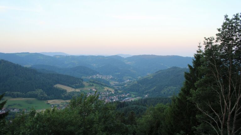 Dieses Bild zeigt eine Webcam-Aufnahme vom Achertal, aufgenommen am Dienstag, den 23.06.2026 um 05:50 Uhr. Die Temperatur betrug 24.9°C.