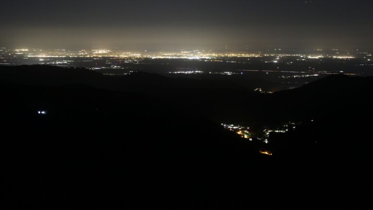 Dieses Bild zeigt eine Webcam-Aufnahme vom Achertal, aufgenommen am Freitag, den 13.03.2026 um 02:30 Uhr. Die Temperatur betrug 2.4°C.