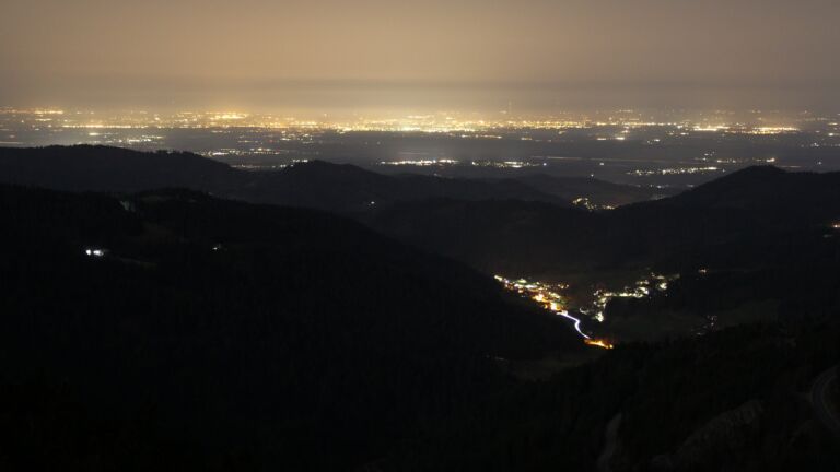 Dieses Bild zeigt eine Webcam-Aufnahme vom Achertal, aufgenommen am Donnerstag, den 05.03.2026 um 23:00 Uhr. Die Temperatur betrug 9.3°C.