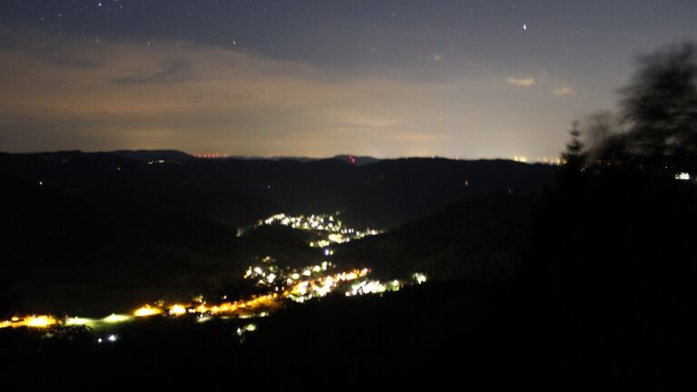Dieses Bild zeigt eine Webcam-Aufnahme vom Achertal, aufgenommen am Freitag, den 10.07.2026 um 23:30 Uhr. Die Temperatur betrug 22.9°C.