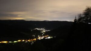 Dieses Bild zeigt eine Webcam-Aufnahme vom Achertal, aufgenommen am Freitag, den 23.10.2026 um 04:00 Uhr. Die Temperatur betrug 8.6°C.