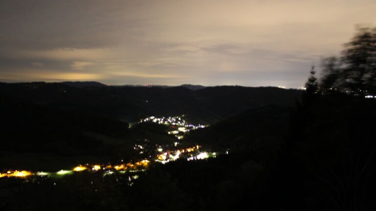 Dieses Bild zeigt eine Webcam-Aufnahme vom Achertal, aufgenommen am Freitag, den 23.10.2026 um 04:00 Uhr. Die Temperatur betrug 8.6°C.