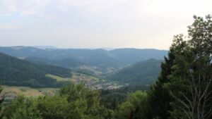 Dieses Bild zeigt eine Webcam-Aufnahme vom Achertal, aufgenommen am Montag, den 03.08.2026 um 19:20 Uhr. Die Temperatur betrug 33.2°C.