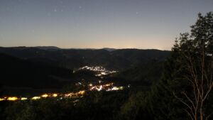 Dieses Bild zeigt eine Webcam-Aufnahme vom Achertal, aufgenommen am Samstag, den 04.07.2026 um 01:00 Uhr. Die Temperatur betrug 17.2°C.