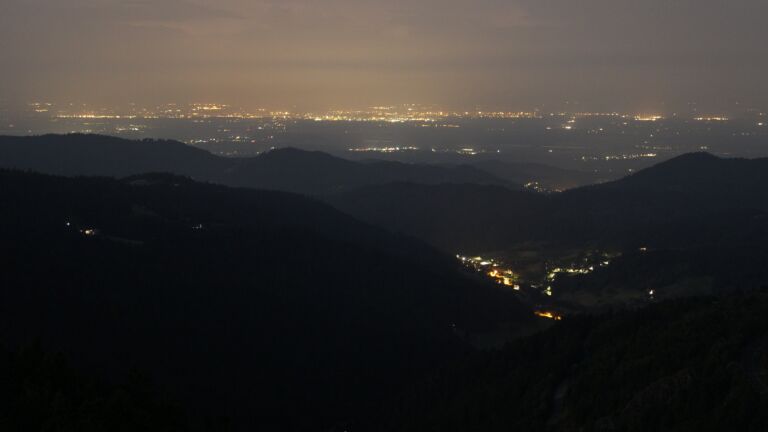 Dieses Bild zeigt eine Webcam-Aufnahme vom Achertal, aufgenommen am Sonntag, den 15.06.2025 um 03:40 Uhr. Die Temperatur betrug 19.4°C.