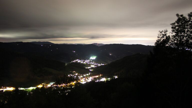 Dieses Bild zeigt eine Webcam-Aufnahme vom Achertal, aufgenommen am Freitag, den 09.10.2026 um 20:10 Uhr. Die Temperatur betrug 7.5°C.