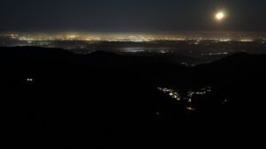 Dieses Bild zeigt eine Webcam-Aufnahme vom Achertal, aufgenommen am Montag, den 29.12.2025 um 02:00 Uhr. Die Temperatur betrug 2.5°C.