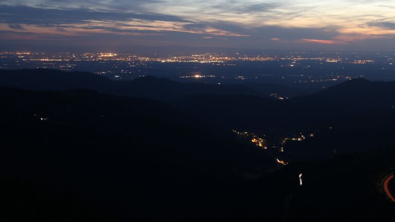 Dieses Bild zeigt eine Webcam-Aufnahme vom Achertal, aufgenommen am Freitag, den 18.07.2025 um 22:30 Uhr. Die Temperatur betrug 17.1°C.