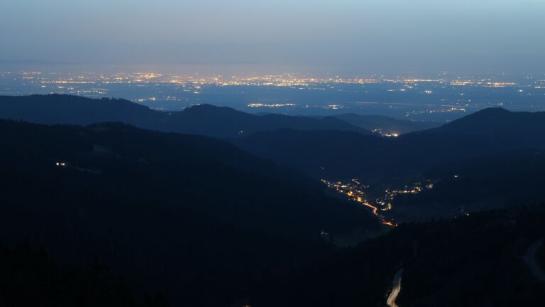 Dieses Bild zeigt eine Webcam-Aufnahme vom Achertal, aufgenommen am Donnerstag, den 05.03.2026 um 19:00 Uhr. Die Temperatur betrug 9.2°C.