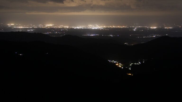 Dieses Bild zeigt eine Webcam-Aufnahme vom Achertal, aufgenommen am Freitag, den 23.05.2025 um 03:20 Uhr. Die Temperatur betrug 5.2°C.