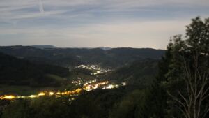 Dieses Bild zeigt eine Webcam-Aufnahme vom Achertal, aufgenommen am Montag, den 28.09.2026 um 23:00 Uhr. Die Temperatur betrug 22.9°C.